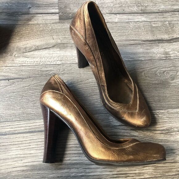 2/$20 BCBGirls Bronze Round Toe Pump, 5.5 - Picture 1 of 8